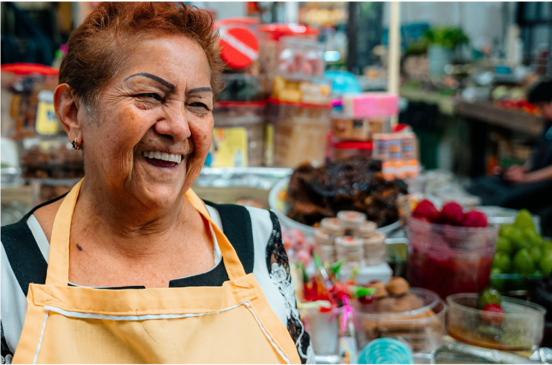 Mujer con delantal sonriendo